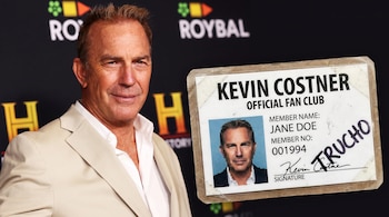 Kevin Costner posa junto a una credencial con su foto pixelada, el texto 'Kevin Costner Official Fan Club', 'Jane Doe', número de miembro y 'TRUCHO'.