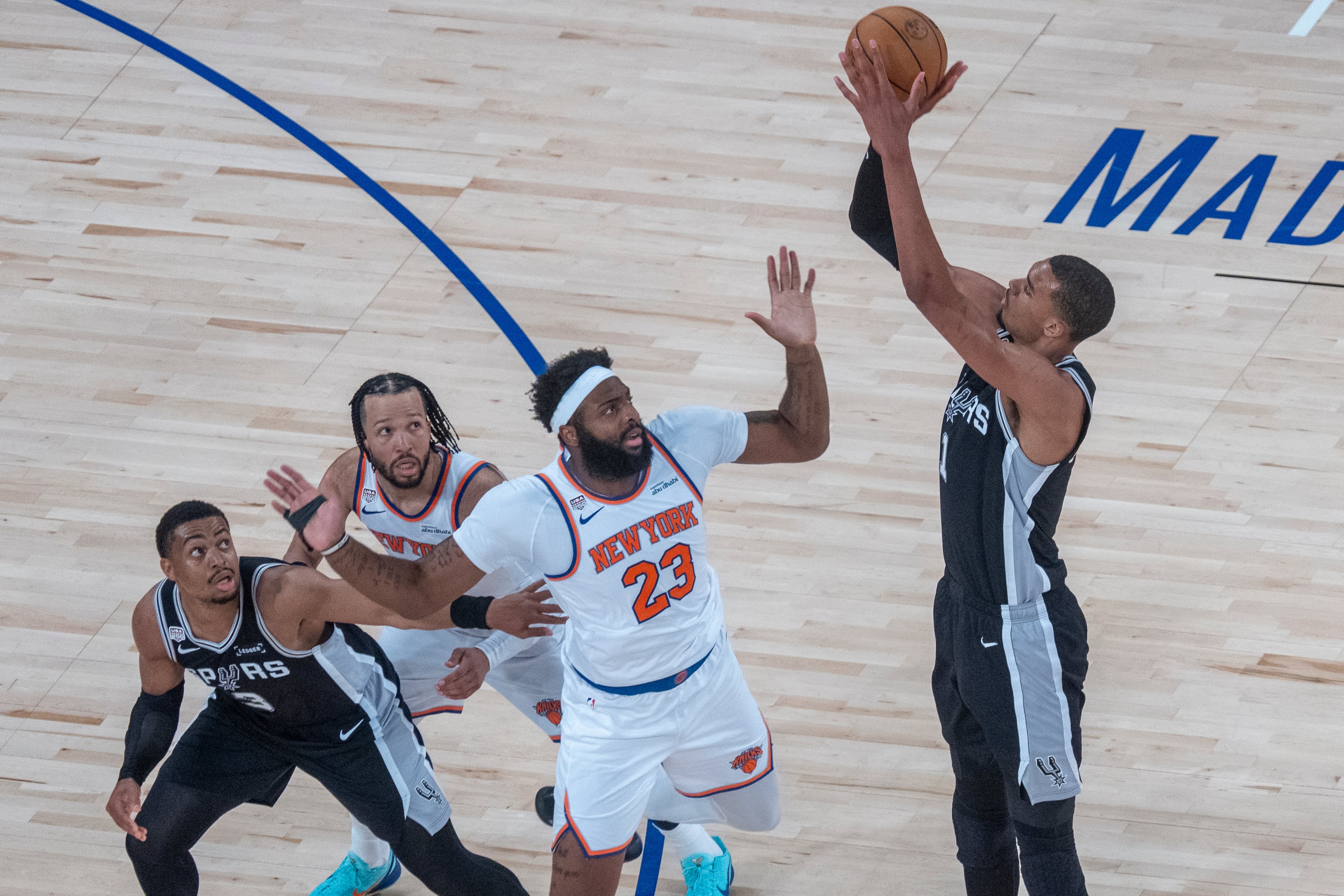Victor Wembanyama (d), de los San Antonio Spurs, lanza el balón en un juego de las finales de la NBA entre los Knicks de Nueva York y los San Antonio Spurs, en el Madison Square Garden, en Nueva York (EE.UU). EFE/ Ángel Colmenares