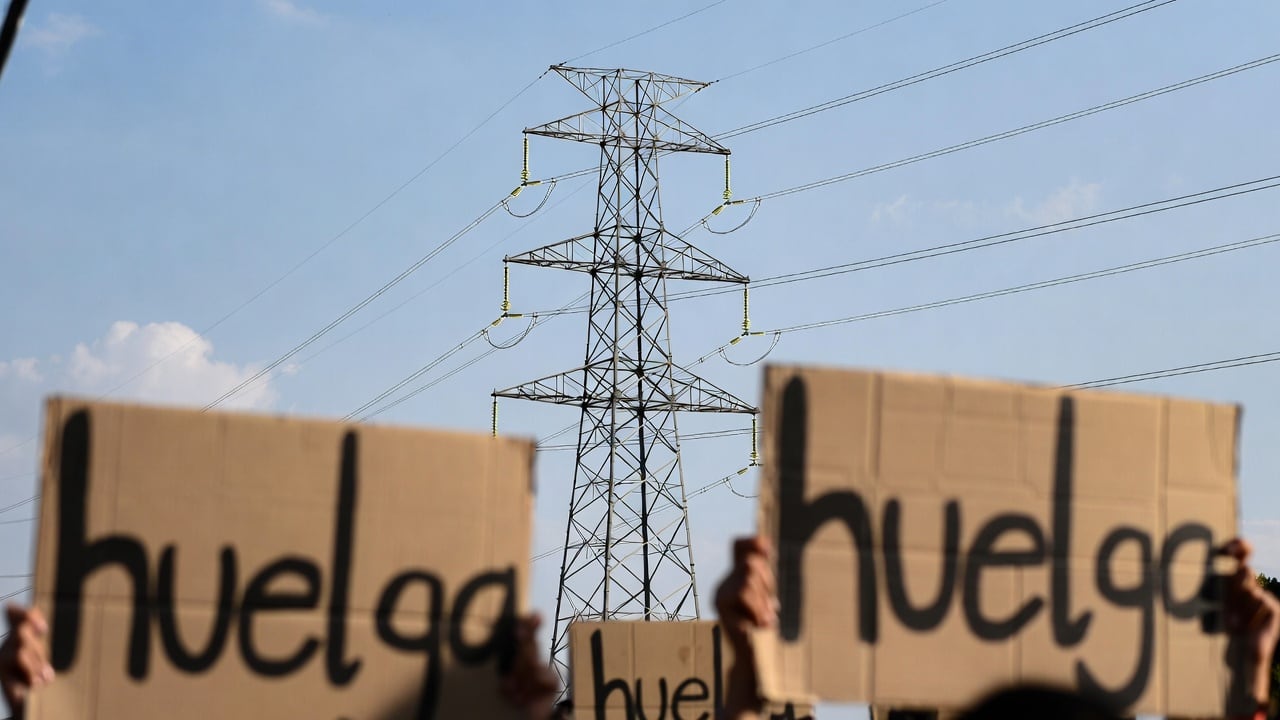 La huelga en la Electrificadora de Santander cumple ocho días sin avances en la negociación entre trabajadores y la empresa - crédito VisualesIA