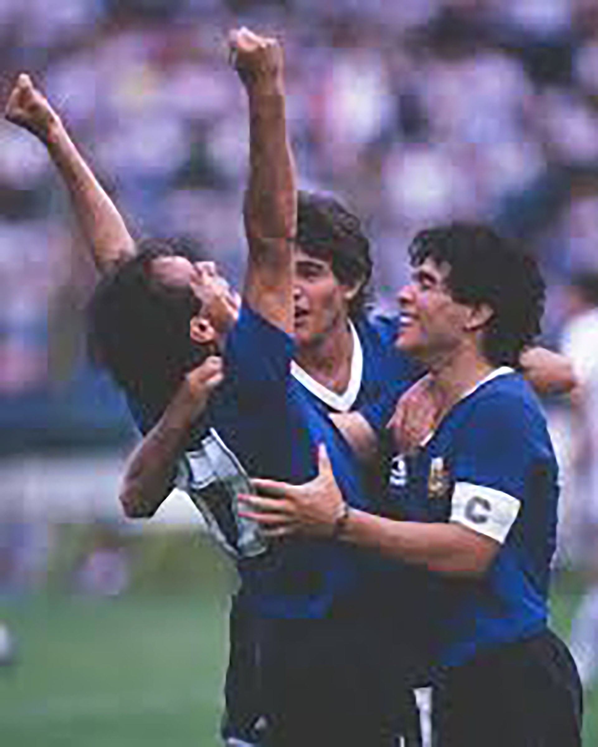 Pedro Pasculli festeja el gol con Jorge Burruchaga y Diego Maradona