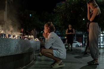 Vigilia con velas en Tel