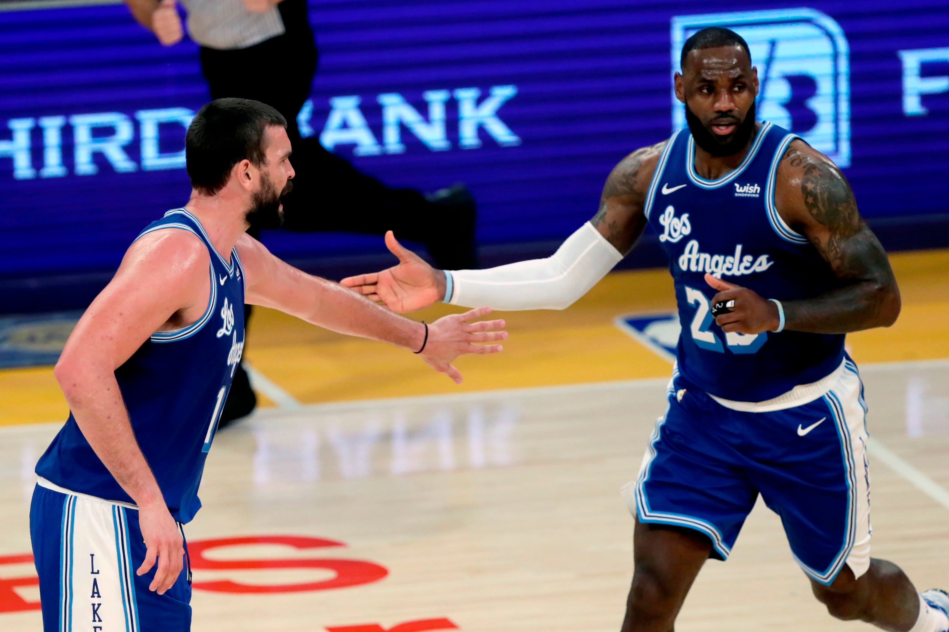 La rivalidad entre LeBron James y Marc Gasol cobró vida dentro del vestuario de los Lakers, donde bromas y comentarios recordaron la controversia del premio (EFE/EPA/ALEX GALLARDO)