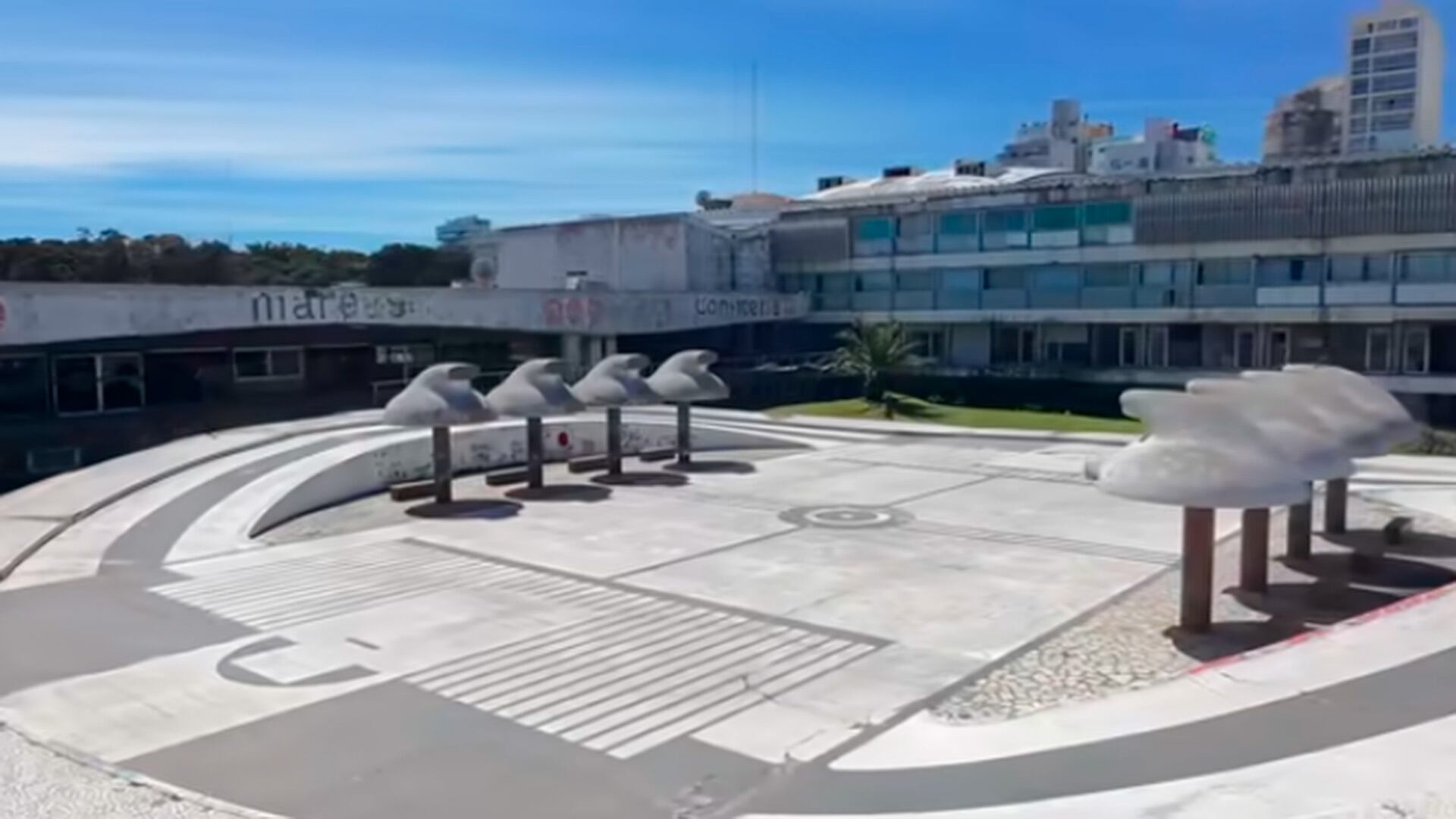 Este playón trasero es uno de los espacios que hoy sigue utilizando la comunidad: se juntan para tomar mate, andar en bici o skate