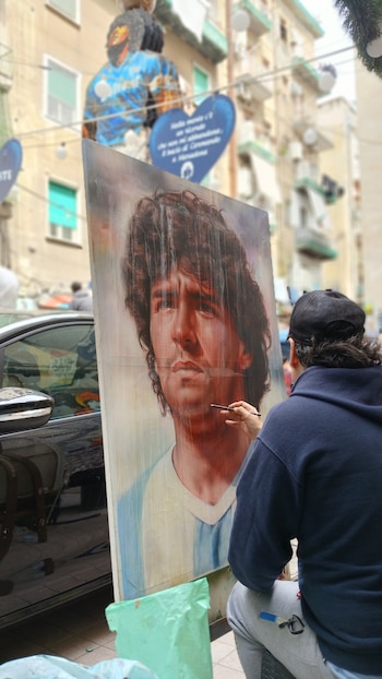 Antonio Esposito, conocido como “Bostik”, es una figura clave en la construcción simbólica y turística del llamado Largo Maradona, en los Quartieri Spagnoli de Nápoles.