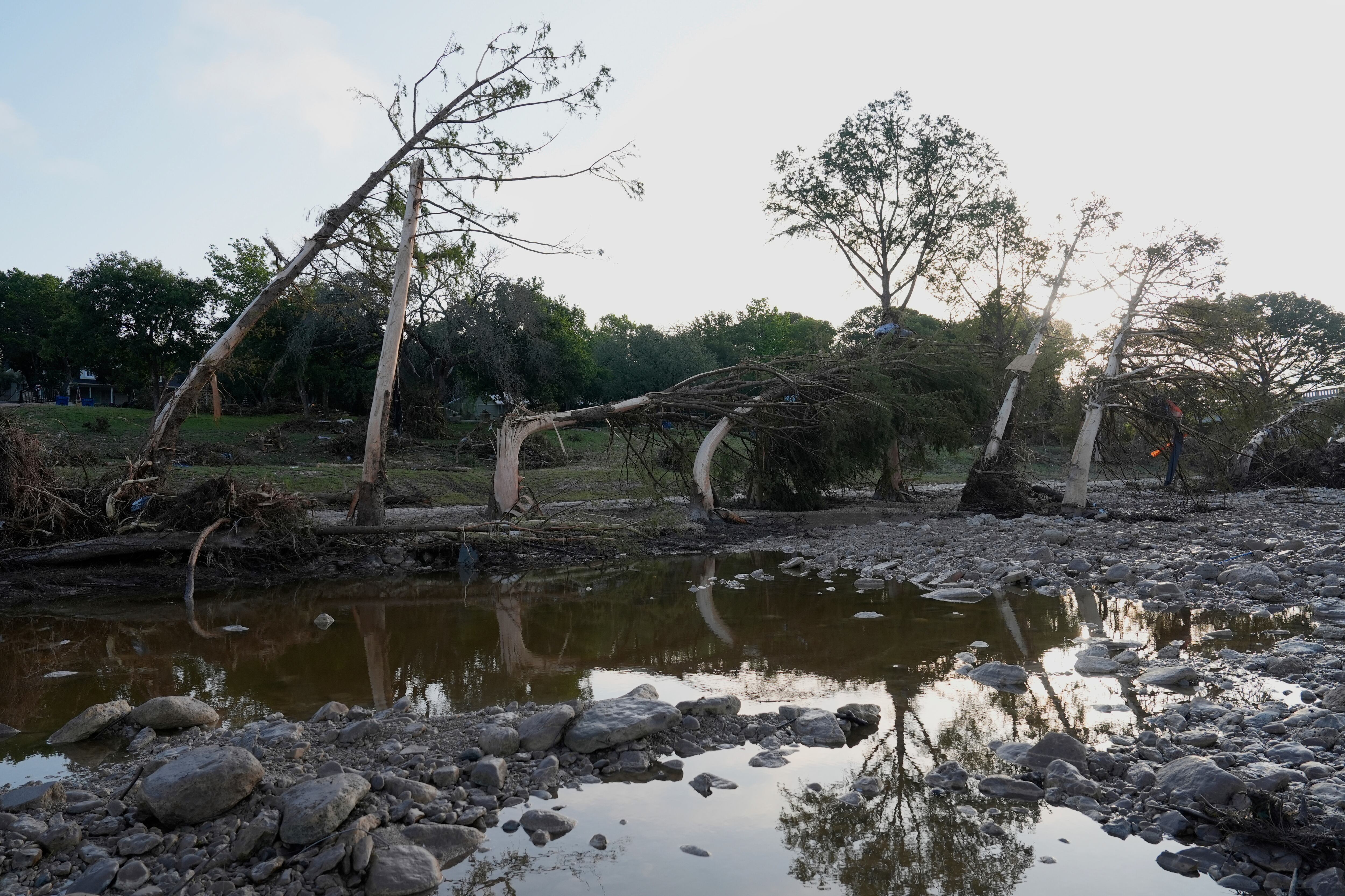 Equipos de emergencia recorren a pie, a caballo y en bote las zonas afectadas por la tragedia. (AP Foto/Ashley Landis)