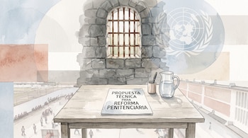 Mesa con un documento titulado Propuesta técnica para reforma penitenciaria, una jarra, una ventana con barrotes y el logo de las Naciones Unidas.