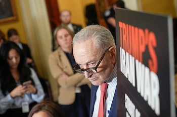 El líder de la minoría en el Senado estadounidense, Chuck Schumer, escucha en una conferencia de prensa tras un almuerzo de políticas en el Capitolio, el martes 14 de abril de 2026, en Washington
(AP Foto/Mariam Zuhaib)