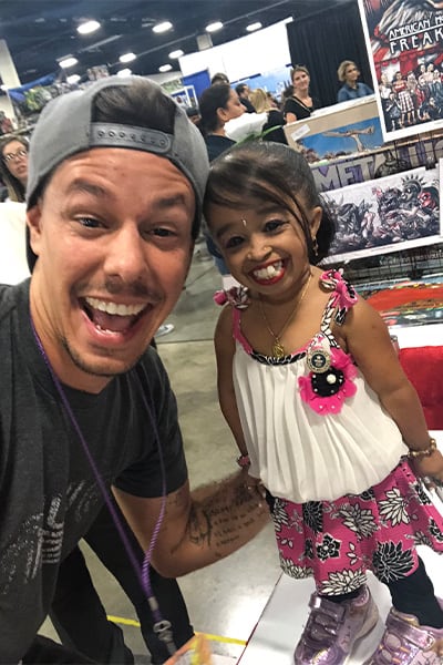 Entre los autógrafos tatuados destacan personalidades con récords propios, como Jyoti Amge y The Enigma, reflejando el espíritu inclusivo del proyecto (Créditos: Guinness World Records)