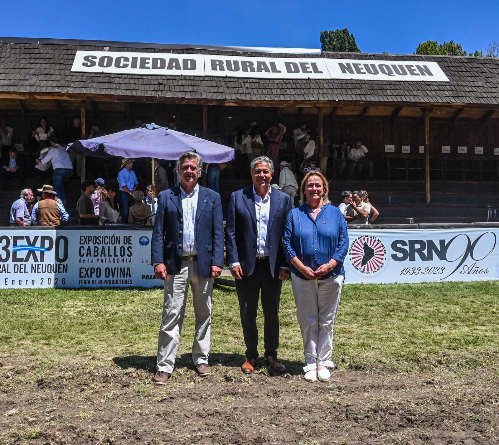 Nicolás Pino junto al gobernador Rolando Figueroa y Cecilia de Larminat, presidente de la Sociedad Rural de Neuquén