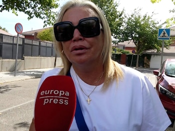 Belén Esteban hablando con la prensa tras su vuelta a la televisión.
Belén Esteban ha salido de casa visiblemente emocionada después de su regreso a televisión y tras la entrevista en la que repasó algunos de los episodios más importantes de su vida. Muy satisfecha con el resultado y con la acogida de la audiencia, la colaboradora ha reconocido que tiene una auténtica "resaca emocional" después de una noche que vivió con muchos nervios: "Solamente puedo dar las gracias a todo el mundo. Me he sorprendido, pero me he emocionado mucho", ha confesado, asegurando además que tiene muchas ganas de volver al plató y reencontrarse con sus compañeros.
EUROPA ESPAÑA SOCIEDAD
EUROPA PRESS REPORTAJES