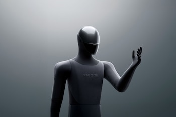 CyberOne puede clasificar piezas de forma autónoma, manipular teléfonos móviles, tomar fotografías y colocar tuercas en vehículos eléctricos.