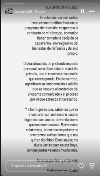 Publicación de Instagram con texto en blanco sobre fondo gris, donde Katherine Fernández anuncia su separación del futbolista Pedro Aquino