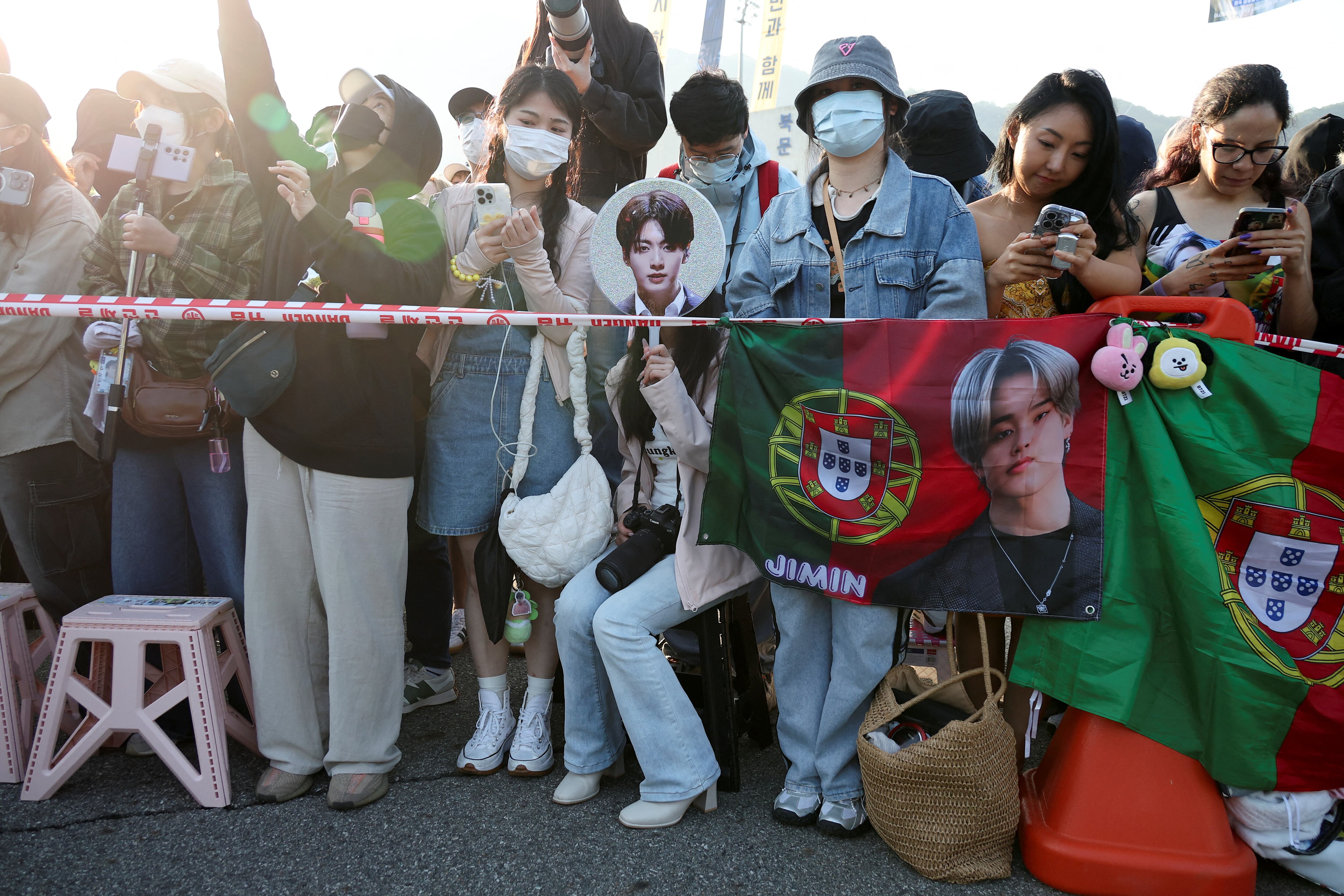 Fanáticos de México, Turquía y Brasil viajaron hasta Corea del Sur para recibir a las estrellas del K-pop esta semana (REUTERS/Kim Hong-Ji)