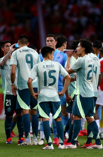 Soccer Football - Friendly - Internacional v Mexico - Estadio Beira Rio, Porto Alegre, Brazil - January 16, 2025 Mexico's Gilberto Mora and teammates after the match REUTERS/Diego Vara