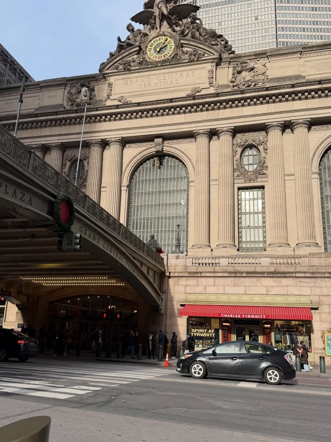 Mora también recorrió la mítica estación, donde capturó el movimiento incesante y la arquitectura del hall principal