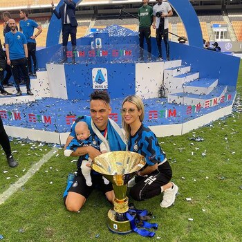 Lautaro Martínez junto a Agustina