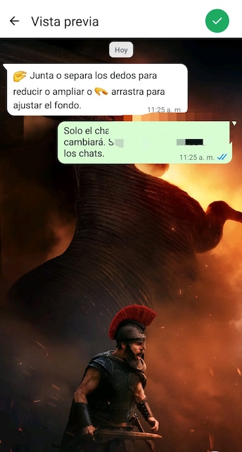 Pantalla de teléfono con aplicación de mensajería, dos burbujas de chat con texto instructivo, y de fondo un guerrero con casco, barba y espada