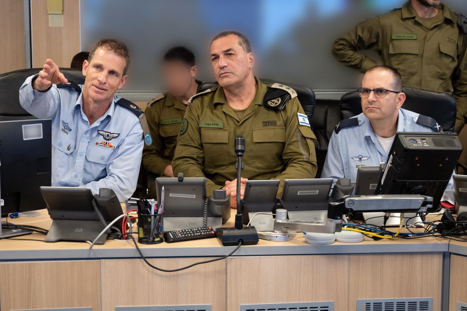 Eyal Zamir (centro), jefe del Estado Mayor de Israel, coordina los ataques contra Irán (FDI)