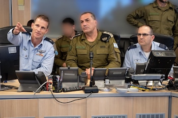 Eyal Zamir (centro), jefe del Estado Mayor de Israel, coordina los ataques contra Irán (FDI)
