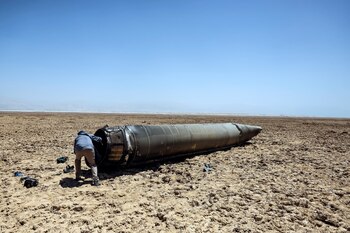Un hombre mira los aparentes