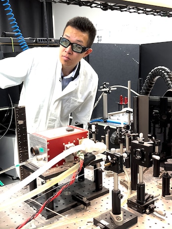 El estudiante de doctorado Mingyi