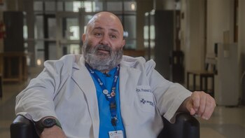 Es jefe de terapia intensiva del Hospital Austral, fue internado por COVID con toda su familia, se recuperó y volvió al frente de batalla