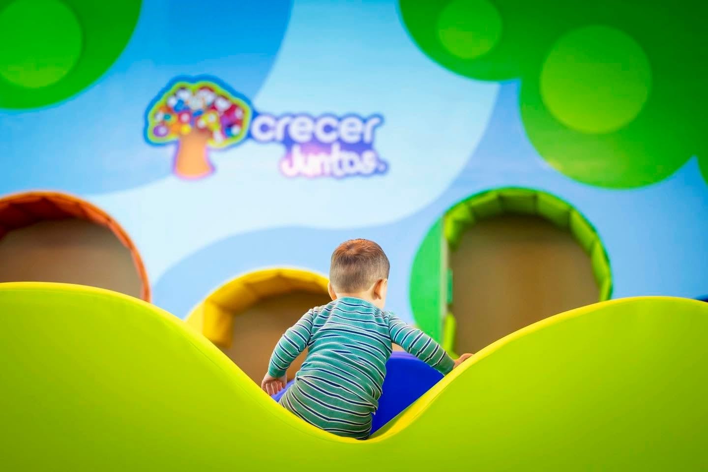 La nueva plataforma reúne opciones certificadas para niñas, niños y familias con el sello Family Friendly en El Salvador. (Cortesía: Casa presidencial de El Salvador)