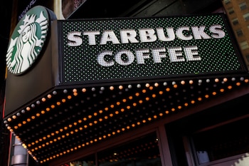 Starbucks canceló su programa de inteligencia artificial para el conteo automatizado de inventario en sus tiendas de Norteamérica tras nueve meses de uso (REUTERS/Shannon Stapleton)