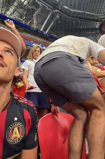 Influencer desató críticas por correr 5 kilómetros en su asiento durante un partido del Mundial