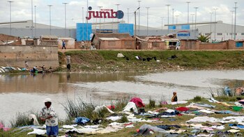 Una mujer lava la ropa