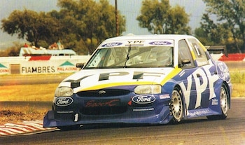 Luciendo el "1" en el Ford Escort campeón del TC 2000 (archivo Revista CORSA)
