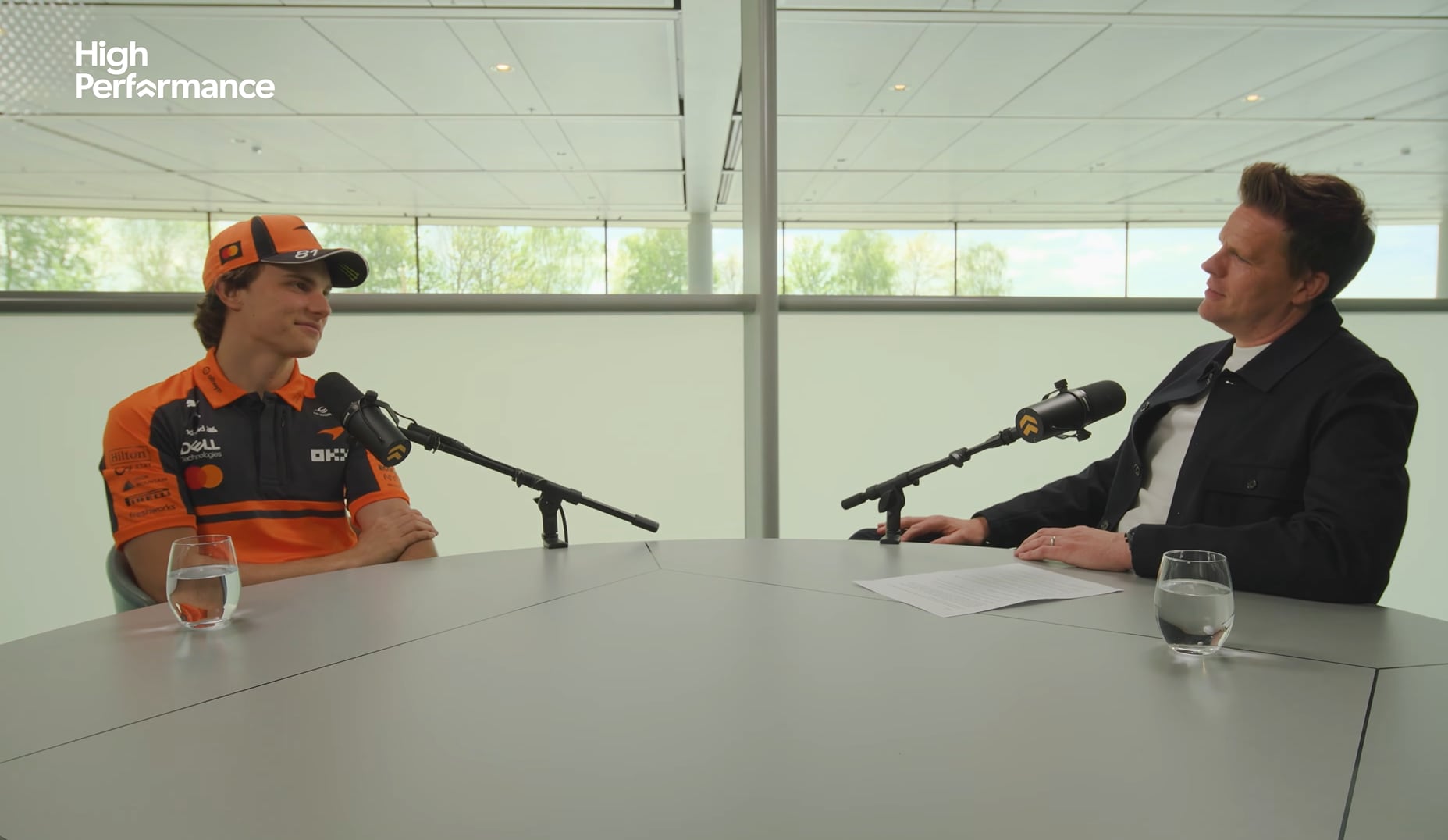 La preparación física, mental y técnica, junto a largas sesiones en el simulador, es fundamental en el rendimiento del piloto de Fórmula 1 Oscar Piastri (Captura de video: YouTube/@HighPerformancePodcast)