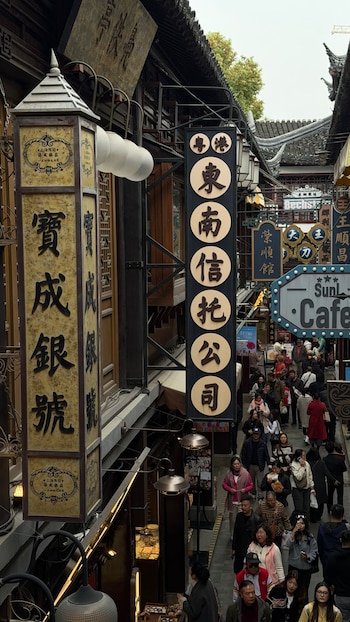 Cientos de personas transitan una