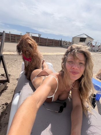 Laurita Fernández con su perra