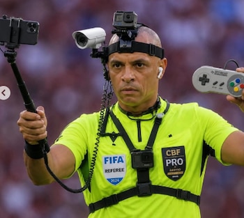 Los mejores memes que dejó el equipamiento tecnológico del árbitro en el Mundial 2026.
