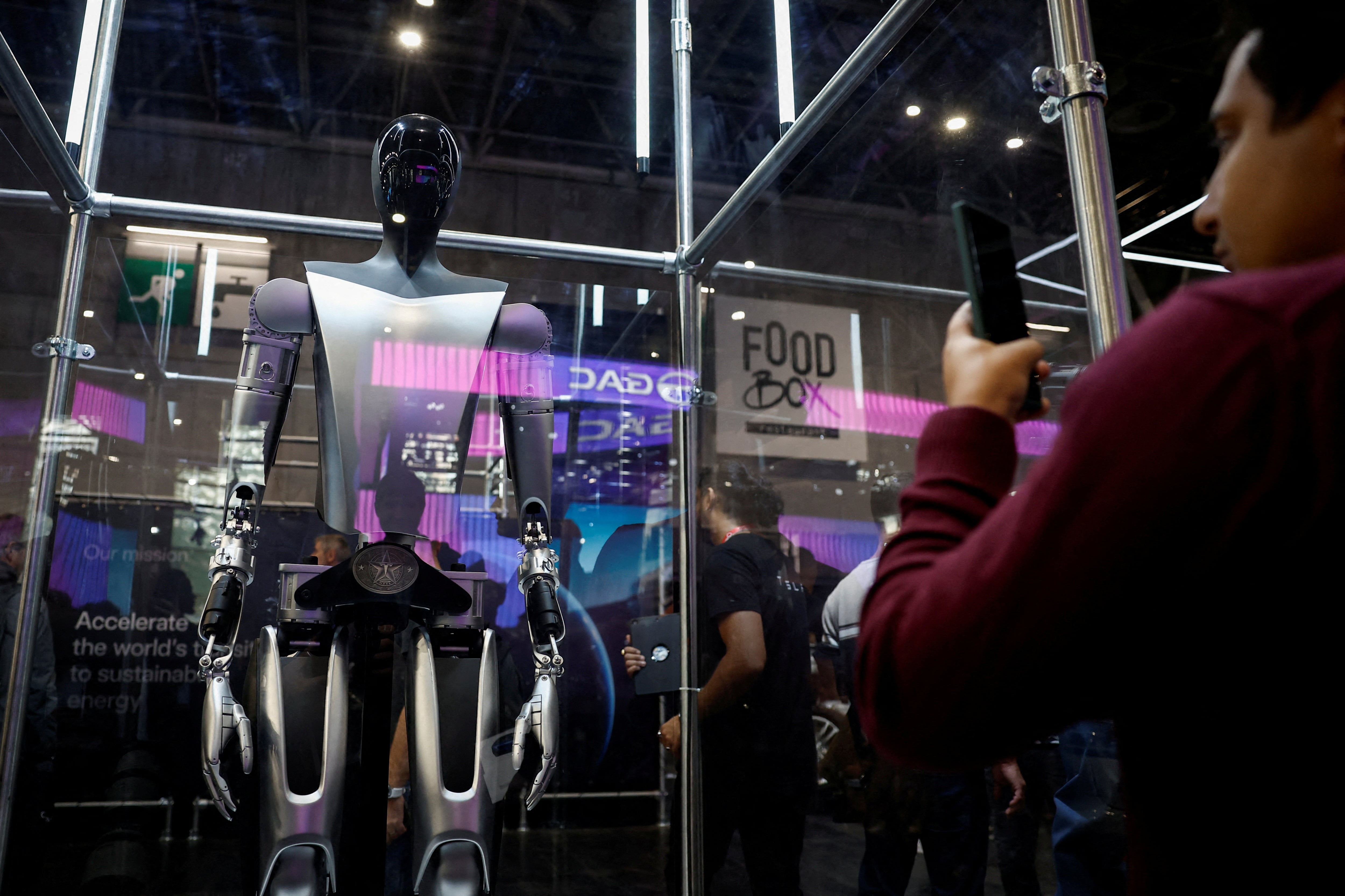 Las manos de Optimus, con más de 100 componentes, presentan fallas de durabilidad en sus sensores. (Reuters)