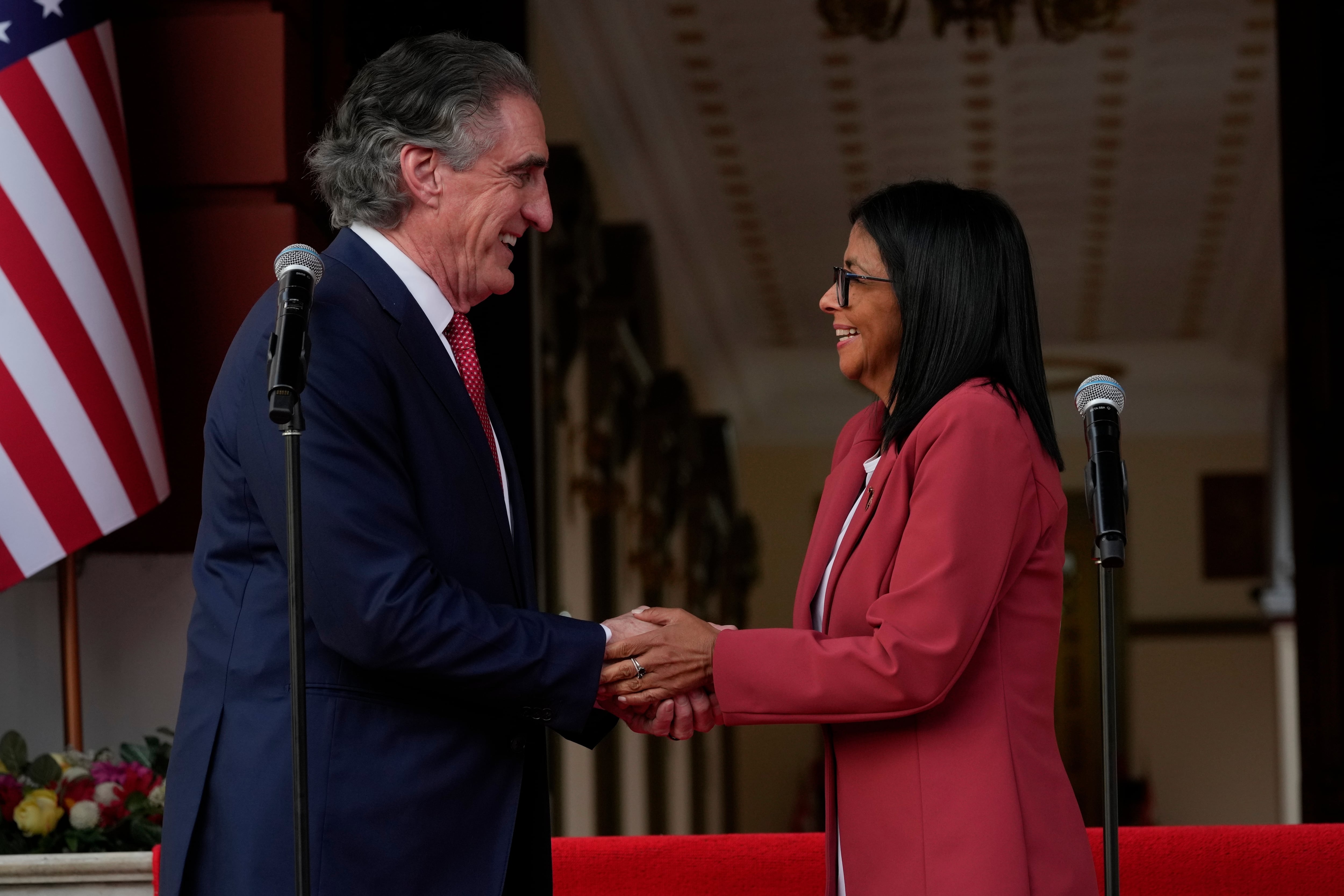 La presidenta interina de Venezuela, Delcy Rodríguez y el secretario del Interior de Estados Unidos, Doug Burgum, se estrechan la mano durante una reunión en el palacio presidencial de Miraflores, el miércoles 4 de marzo de 2026, en Caracas. (AP Foto/Ariana Cubillos)