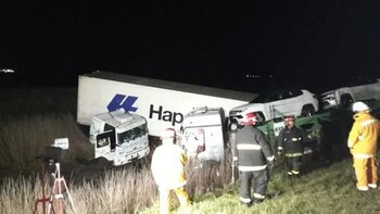 Un camión que transportaba autos 0 km chocó contra otro en la Ruta 2 y terminó en la banquina