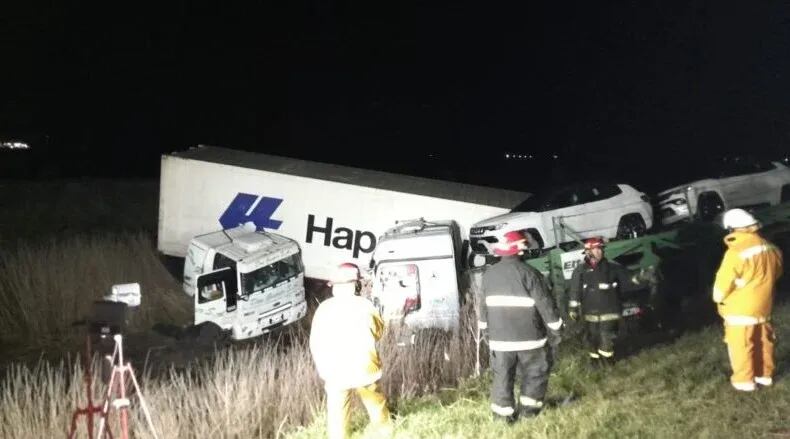 Uno de los camiones transportaba autos 0 km hacia concesionarias y el otro circulaba sin carga por la ruta