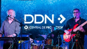 El cantante y compositor César