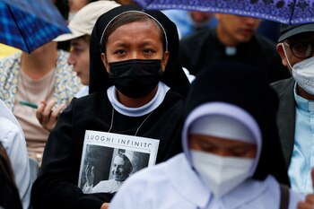 Una monja espera que llegue el Papa Francisco para asistir a una misa por la beatificación del Papa Juan Pablo I en la Plaza de San Pedro en el Vaticano, el 4 de septiembre de 2022. (REUTERS/Remo Casilli)