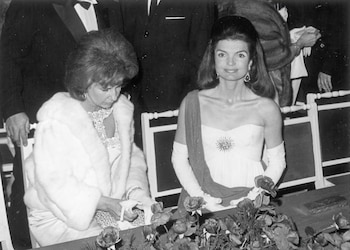 Jackie Kennedy en la Casa de Pilatos junto a la duquesa de Alba, 1966. (THE GROSBY GROUP).