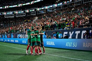 Los jugadores de la selección mexicana festejan un tanto ante Ghana en la segunda mitad de un partido amistoso realizado el sábado 14 de octubre de 2023 en Charlotte (AP Foto/Erik Verduzco)