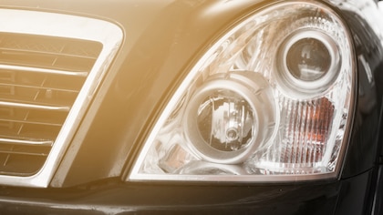 La multa que te puede poner la DGT por dar ráfagas con las luces a otro coche