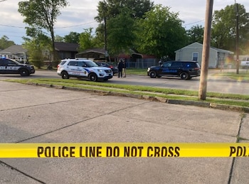 El agresor, un hombre adulto cuya identidad no fue revelada, murió tras ser perseguido por agentes y recibir disparos de la policía, según Bordelon