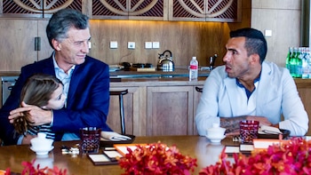 Mauricio Macri saludó a Carlos Tevez luego del anunció del jugador de que se irá de Boca (Presidencia)