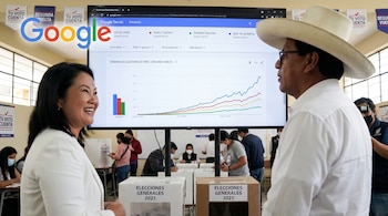 Keiko Fujimori y Roberto Sánchez, candidatos a la presidencia, observan las tendencias de búsqueda de Google sobre las Elecciones Generales 2021 durante la segunda vuelta electoral en Perú. (Imagen Ilustrativa Infobae)