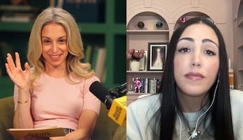 Pantalla dividida con una mujer rubia frente a un micrófono y una mujer con cabello oscuro y auriculares