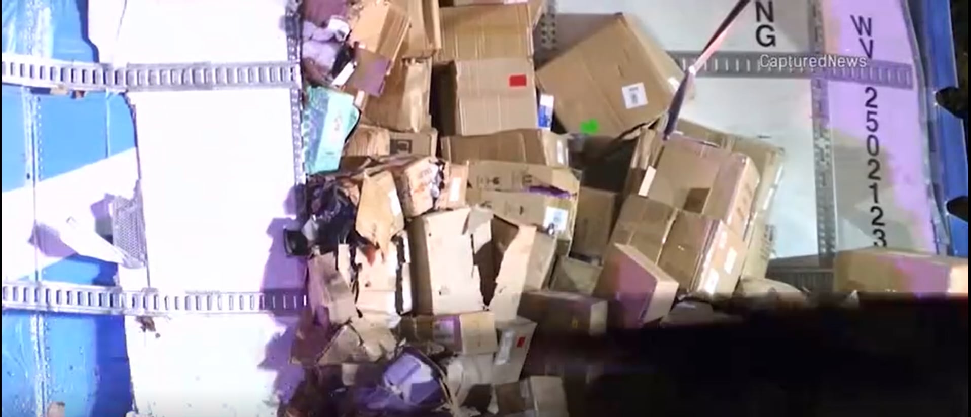La Policía Estatal de Indiana indicó que el camión de Amazon estaba detenido en el área de separación cuando otro semirremolque lo rozó de costado (Captura de video)