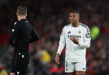 Kylian Mbappé hablando con el